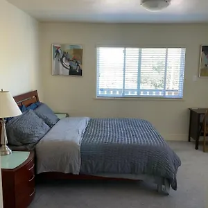 Guest house Spacious And Bright Queen Bed With Private Bathroom, Richmond